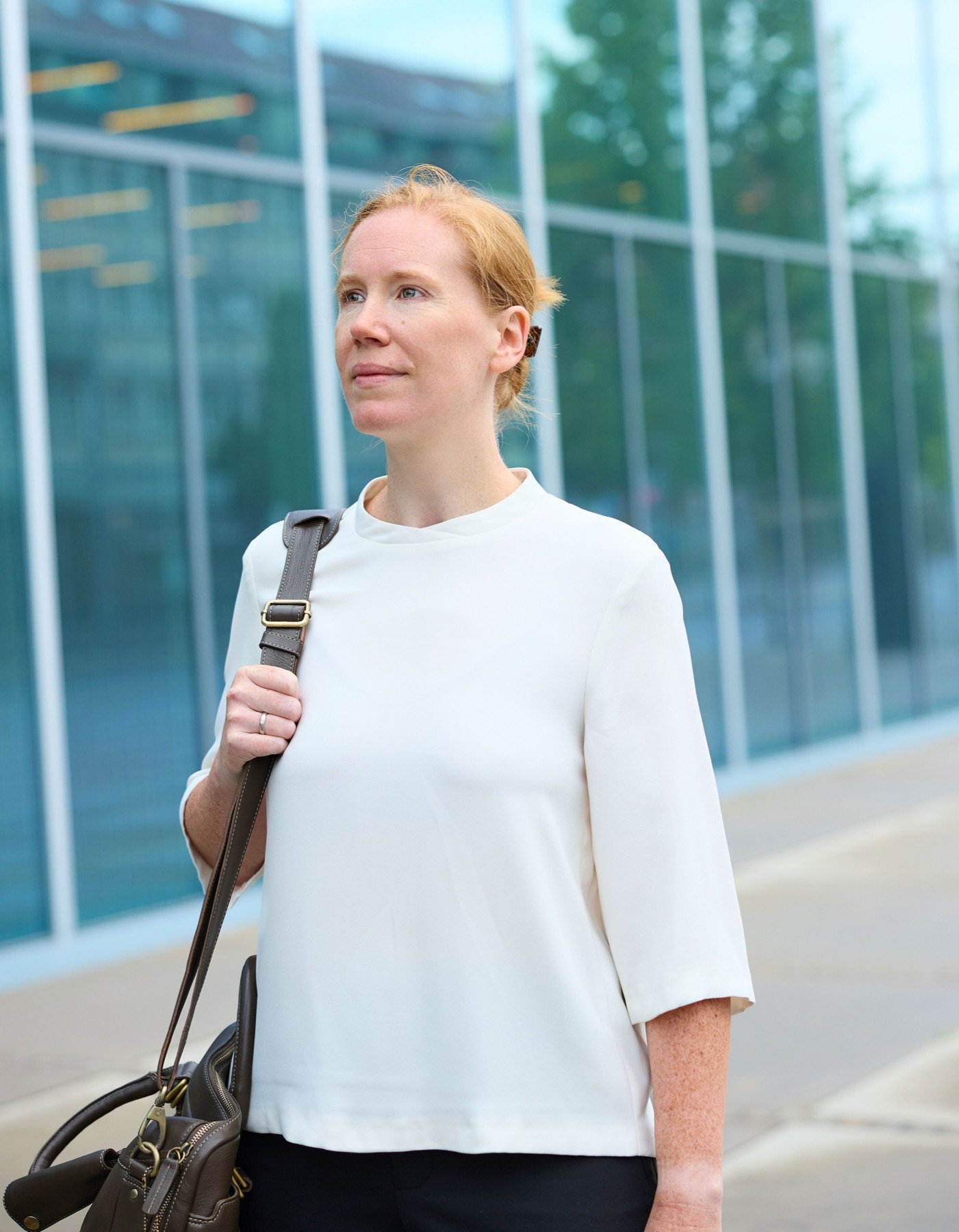 Bettina Baeßler vor einer Glasfassade