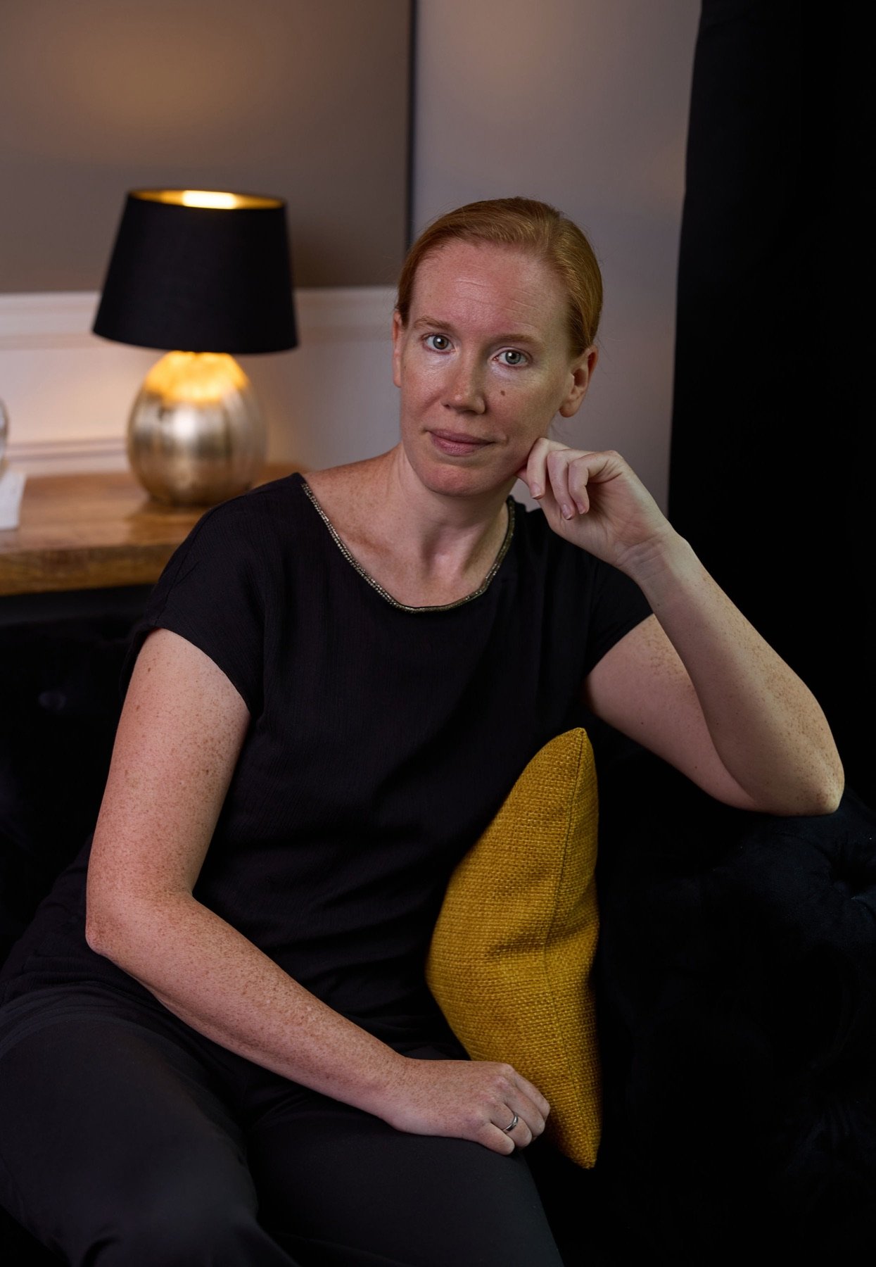 Bettina Baeßler im Wohnzimmer