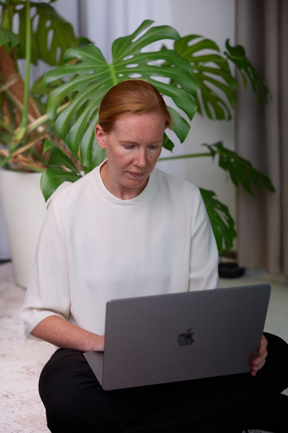 Bettina Baeßler am Laptop
